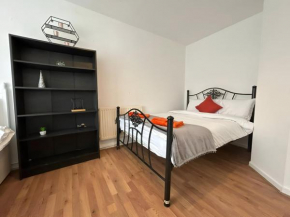 3 Bedroom House by M40 J4
